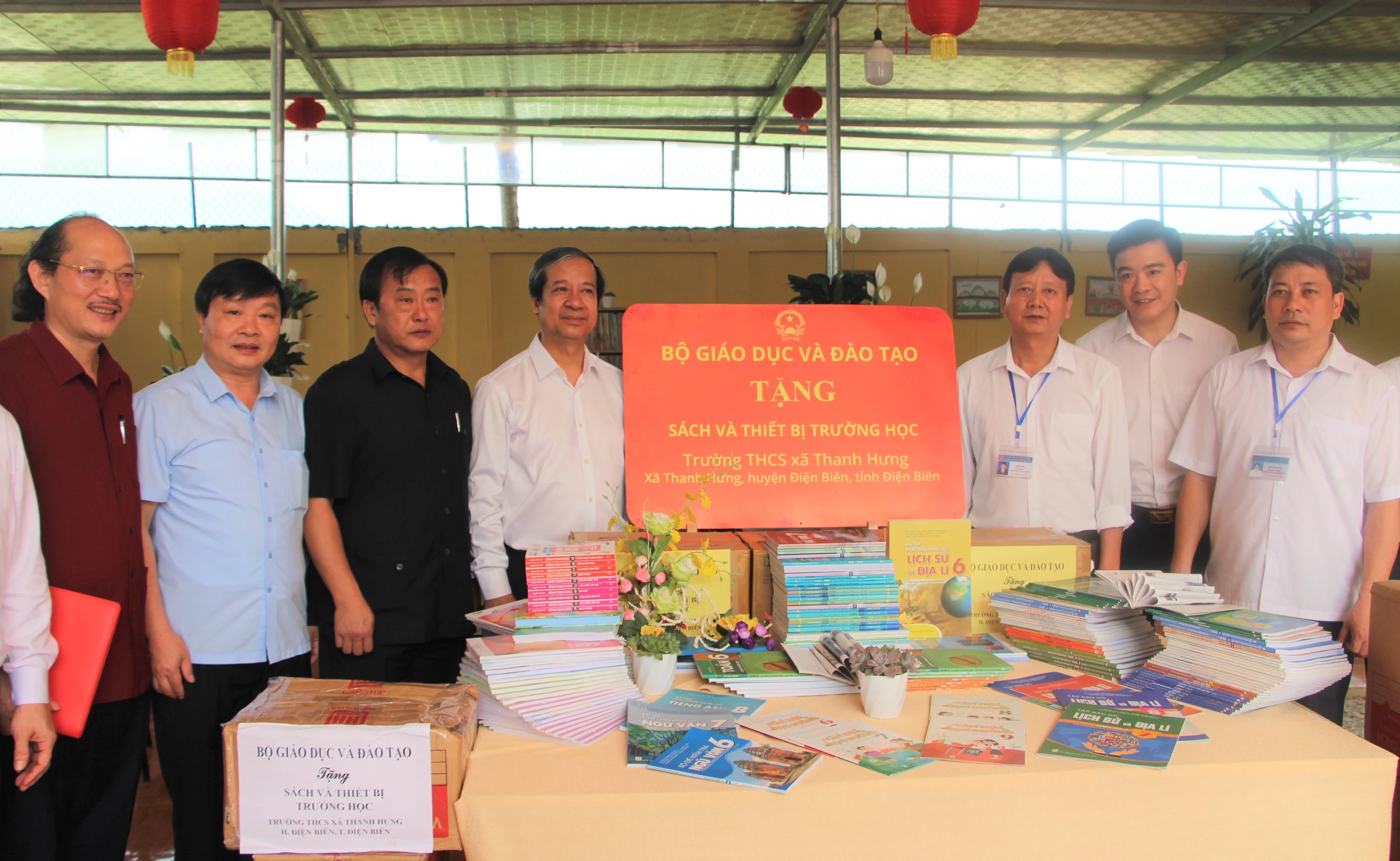 Trao tặng sách và thiết bị trường học cho Trường THCS Thanh Hưng. Trao tặng sách và thiết bị trường học cho Trường THCS Thanh Hưng.