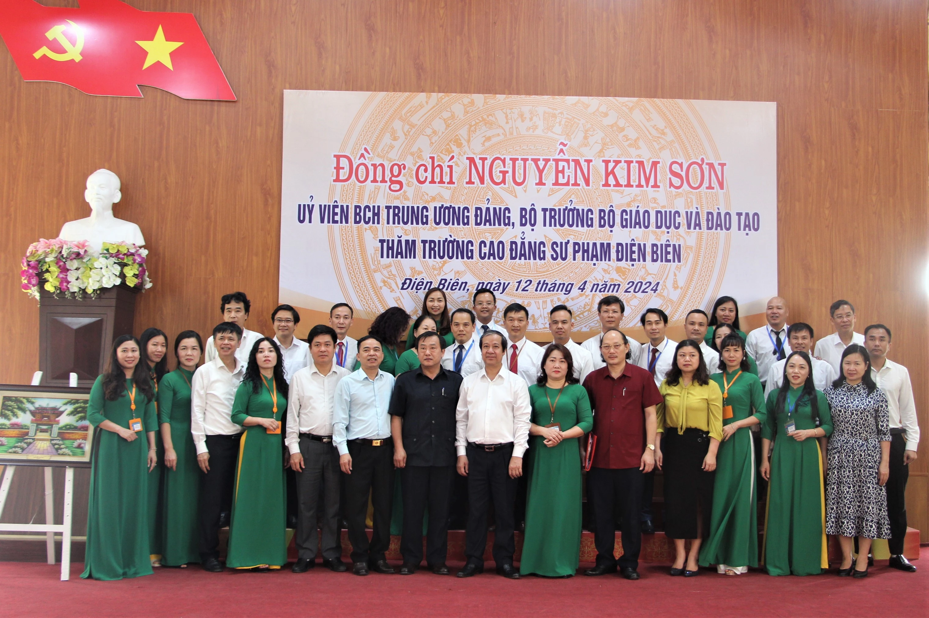 Bộ trưởng Nguyễn Kim Sơn chụp ảnh lưu niệm cùng tập thể Ban giám hiệu và cán bộ, giảng viên trường Cao đẳng Sư phạm Điện Biên. Bộ trưởng Nguyễn Kim Sơn chụp ảnh lưu niệm cùng tập thể Ban giám hiệu và cán bộ, giảng viên trường Cao đẳng Sư phạm Điện Biên.