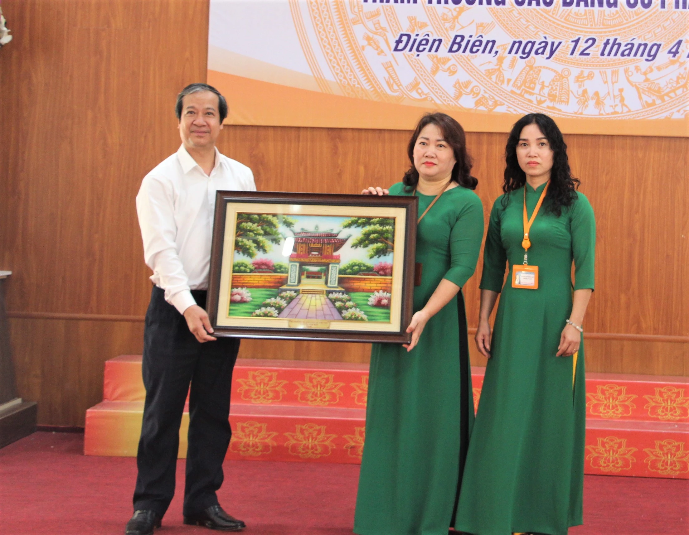 Bộ trưởng Nguyễn Kim Sơn tặng tranh lưu niệm cho trường Cao đẳng Sư phạm tỉnh Điện Biên. Bộ trưởng Nguyễn Kim Sơn tặng tranh lưu niệm cho trường Cao đẳng Sư phạm tỉnh Điện Biên.