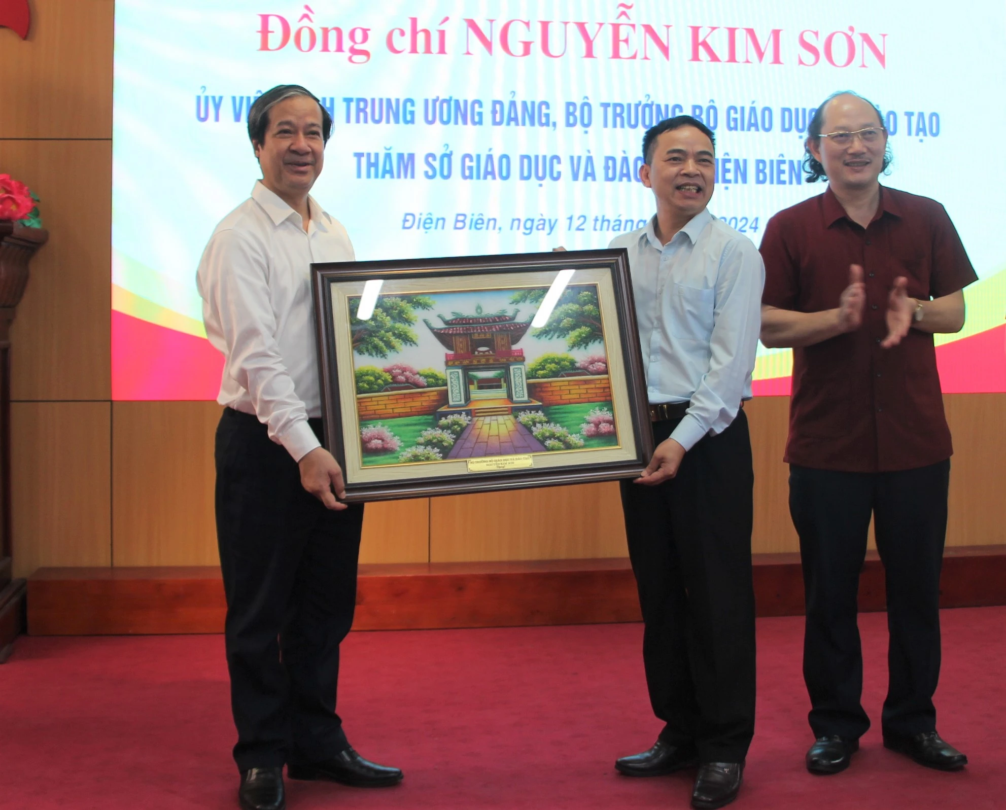 Bộ trưởng Nguyễn Kim Sơn trao tặng tranh lưu niệm cho Sở GD&ĐT tỉnh Điện Biên. Bộ trưởng Nguyễn Kim Sơn trao tặng tranh lưu niệm cho Sở GD&ĐT tỉnh Điện Biên.