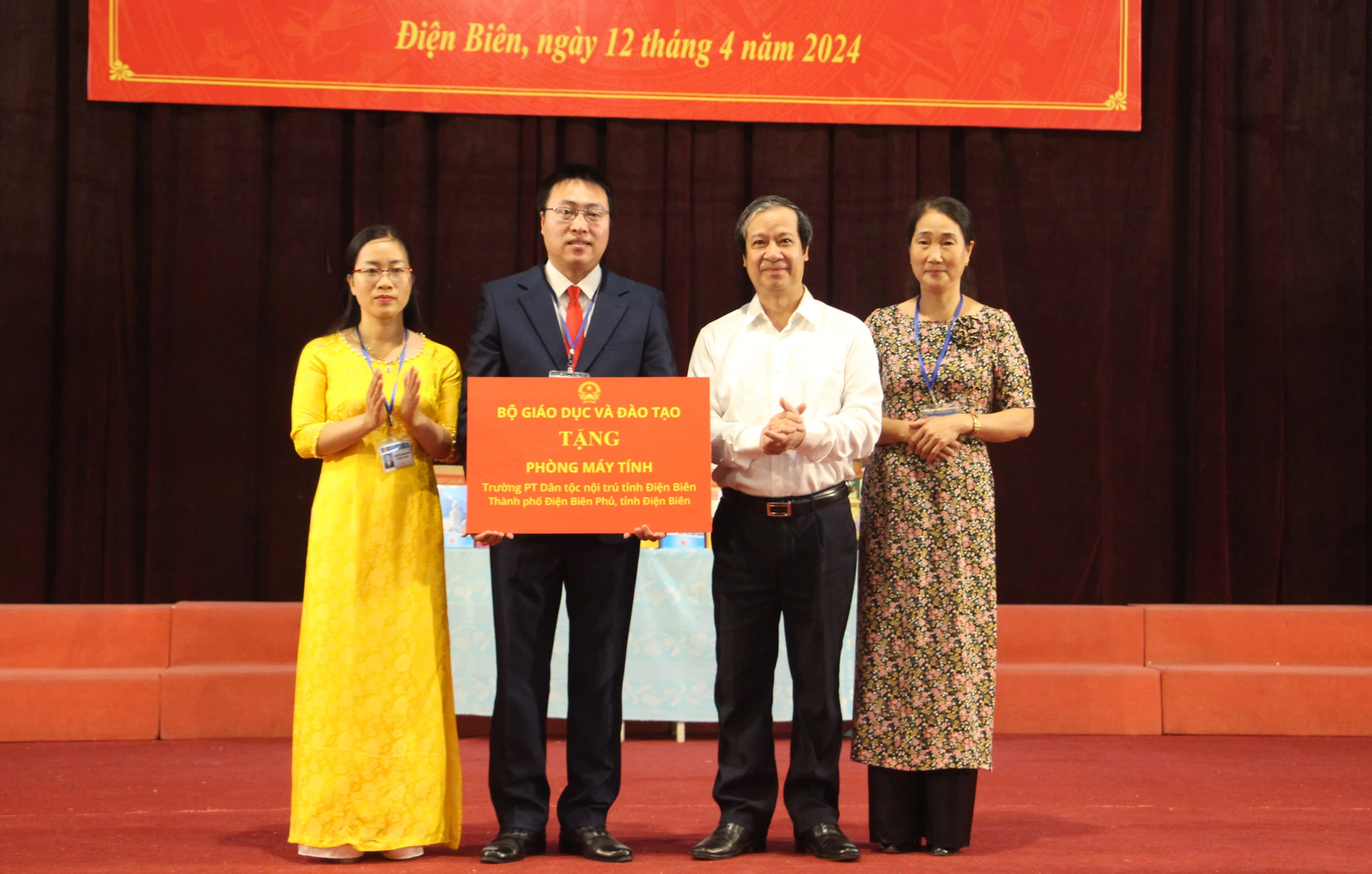 Bộ trưởng Nguyễn Kim Sơn trao tặng phòng máy tính cho Trường phổ thông DTNT tỉnh Điện Biên. Bộ trưởng Nguyễn Kim Sơn trao tặng phòng máy tính cho Trường phổ thông DTNT tỉnh Điện Biên.