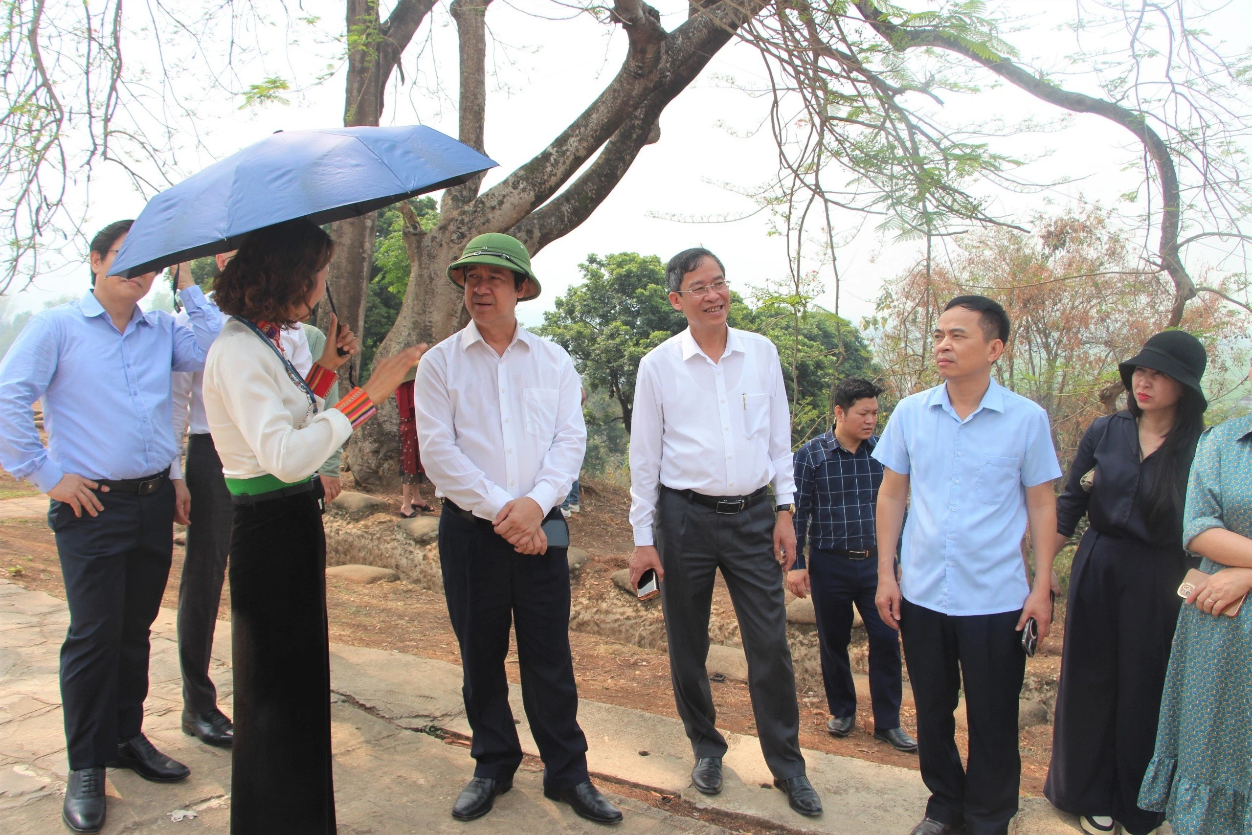 Bộ trưởng cùng đoàn công tác thăm Di tích đồi A1.