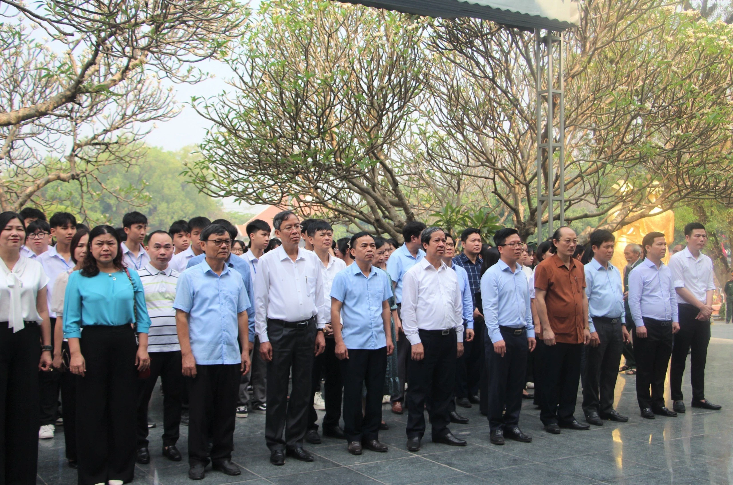 Đoàn công tác cùng lãnh đạo UBND tỉnh Điện Biên, Sở GD&amp;ĐT, thầy trò trường THPT Thành phố Điện Biên Phủ thắp hương tại Nghĩa trang liệt sĩ A1.