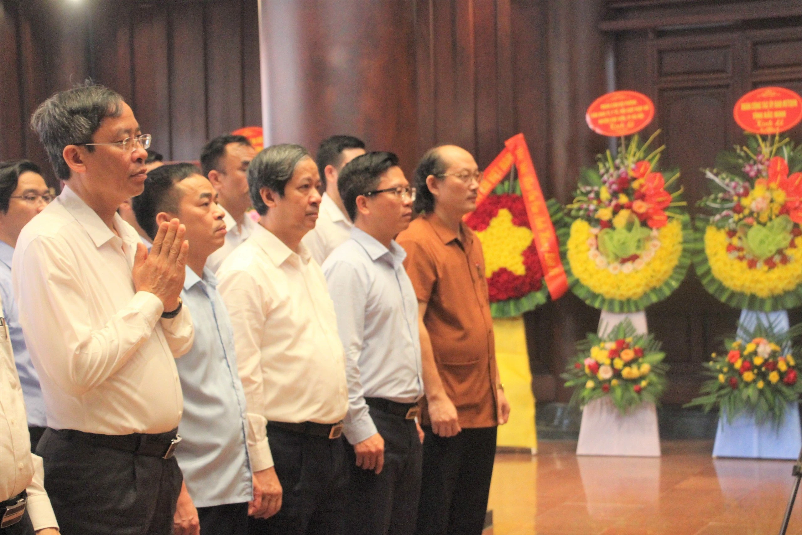 Bộ trưởng Nguyễn Kim Sơn (thứ 3 tính từ bên trái) cùng đoàn công tác, lãnh đạo UBND tỉnh Điện Biên, Sở GD&amp;ĐT tỉnh Điện Biên viếng thăm Đền thờ liệt sĩ tại chiến trường Điện Biên Phủ.
