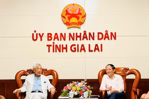 Chủ tịch UBND tỉnh Gia Lai Phạm Anh Tuấn tiếp và làm việc với Giáo sư Cổ Minh Đức.