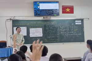 Giáo viên Trường THPT Chuyên Lê Quý Đôn duy trì dạy một số môn học bằng tiếng Anh.