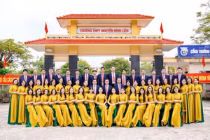 Tập thể cán bộ, giáo viên, nhân viên Trường THPT Nguyễn Đình Liễn (huyện Cẩm Xuyên, Hà Tĩnh).