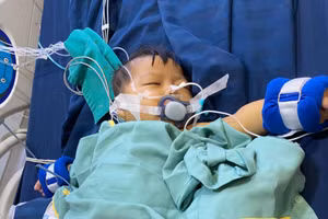 Tiếng khóc xé lòng của bé 7 tháng tuổi sự sống như treo trên sợi chỉ mong manh!