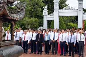 Các đại biểu dâng hương tưởng niệm vị anh hùng dân tộc Quang Trung - Nguyễn Huệ.