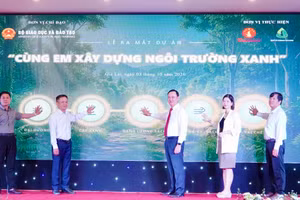 Lễ ra mắt dự án “Cùng em xây dựng ngôi trường xanh”.