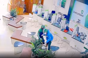 Tài và Ân dùng súng đe dọa cướp ngân hàng tại Gia Lai.