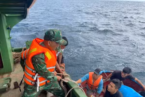 Đồn Biên phòng Cát Khánh ứng cứu, đưa ngư dân lên tàu an toàn. Ảnh: Công Cường.