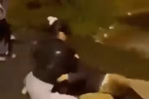 Nhóm người hành hung cô gái. Ảnh cắt từ clip.