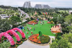 Lễ hội Ngàn hoa với chủ đề “Ngàn hoa về phố biển” thu hút gần 10.000 lượt khách tham quan.