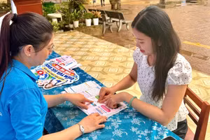 BHXH cơ sở Hoài Nhơn trao đổi, giải đáp thắc mắc cho phụ huynh học sinh. Ảnh: TQT.