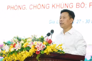 Thứ trưởng Lê Quân phát biểu tại buổi Khai mạc tập huấn công tác quốc phòng, quân sự; phòng, chống khủng bố và phòng thủ dân sự năm 2026.