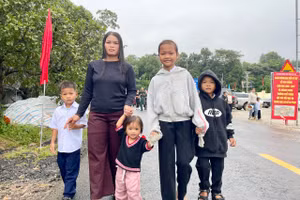 Phụ huynh đưa con em đến dự lễ khai giảng năm học mới ở trường nội trú liên cấp biên giới Ia Púch.
