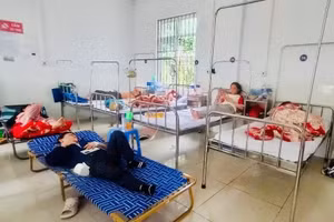 Bệnh nhân nghi ngộ độc sau khi ăn bánh mì được điều trị tại Trung tâm Y tế An Khê. Ảnh: Như Nguyện.