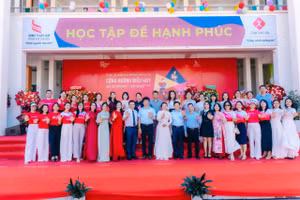 Đại diện chính quyền địa phương, Sở GD&ĐT Quảng Trị; đại diện AIA Việt Nam; Ban lãnh đạo Hệ thống giáo dục Chu Văn An cùng Quý phụ huynh tham dự chương trình.