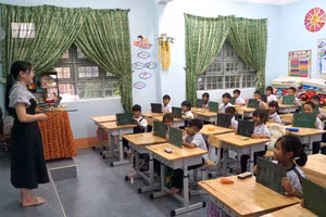 Học sinh lớp 1, Trường Phổ thông Nội trú Tiểu học và THCS Dục Nông (xã Dục Nông, tỉnh Quảng Ngãi) làm quen với tiếng Việt.