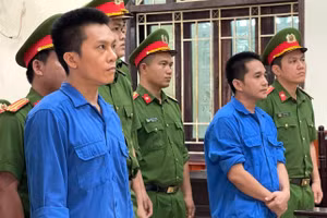 Hai bị cáo Phạm Anh Tài và Lê Văn Ân tại phiên tòa sơ thẩm.