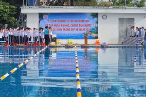 Trường THCS THSP Lý Tự Trọng tổ chức luyện tập môn bơi và trang bị kỹ năng an toàn dưới nước cho học sinh.