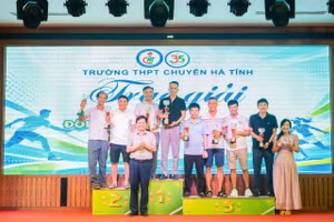 BTC trao thưởng cho các VĐV đạt giải.