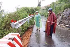 Lực lượng chức năng căng dây cảnh báo người dân đi vào khu vực sạt lở.