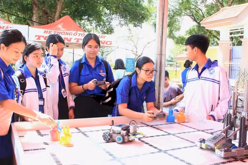 Học sinh Gia Lai tham gia ngày hội STEM. Ảnh: Nguyễn Dung