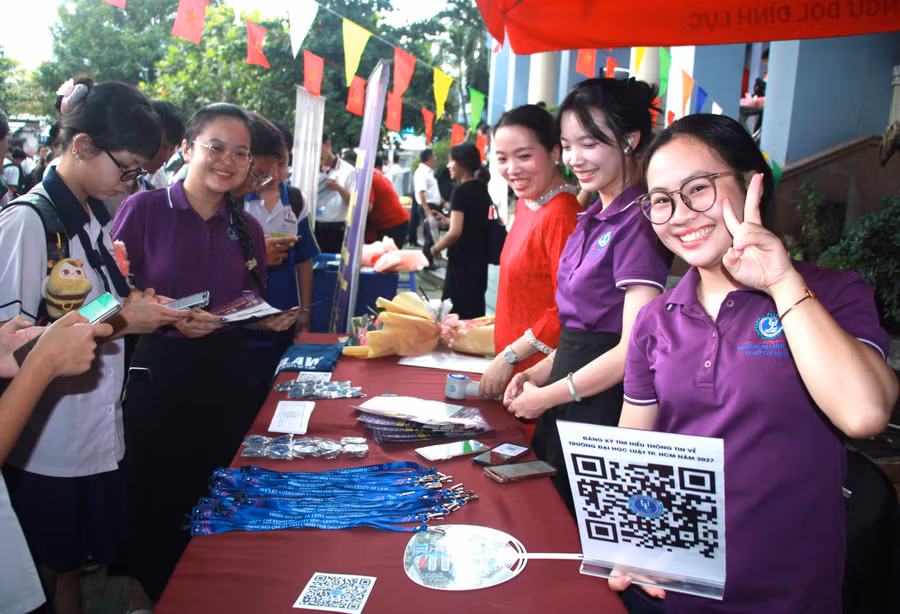 Các em học sinh tìm hiểu tại khu vực tư vấn của Trường Đại học Luật TPHCM. anh-1.jpg