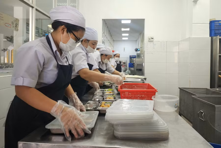 Nhân viên chuẩn bị bữa ăn bán trú cho học sinh Trường THPT Trưng Vương (TPHCM).