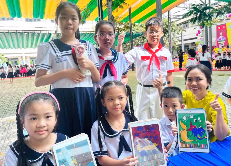 Học sinh Trường Tiểu học Thuận Kiều (phường Đông Hưng Thuận) hân hoan trong ngày tựu trường.