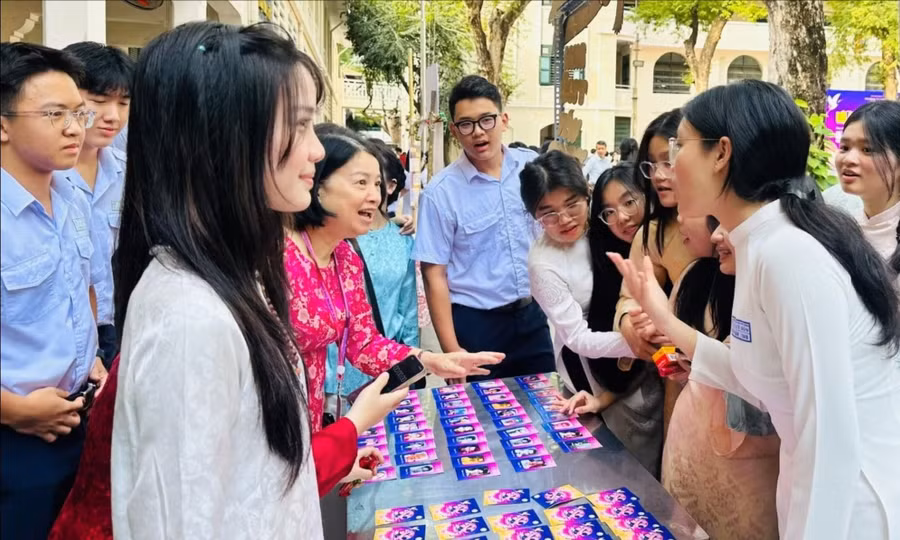 Hoạt động trải nghiệm của học sinh Trường THPT Lê Quý Đôn (phường Xuân Hoà, TPHCM).