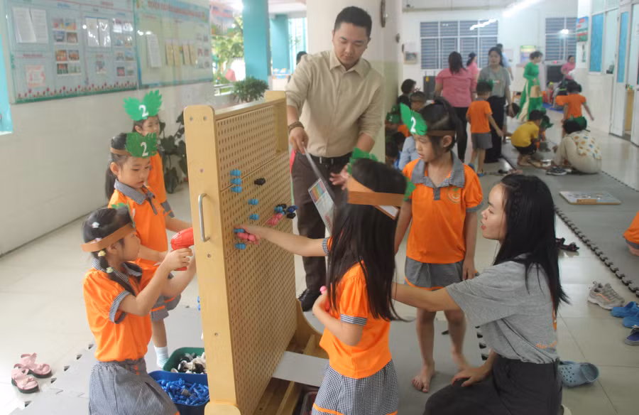 Hoạt động trải nghiệm của trẻ mầm non TPHCM.