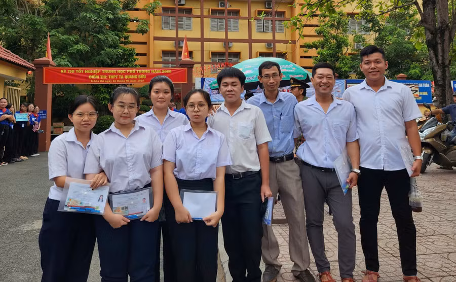 Thí sinh Trần Tiến Phước (thứ 2 từ phải qua) phấn khởi bước vào môn thi đầu tiên.