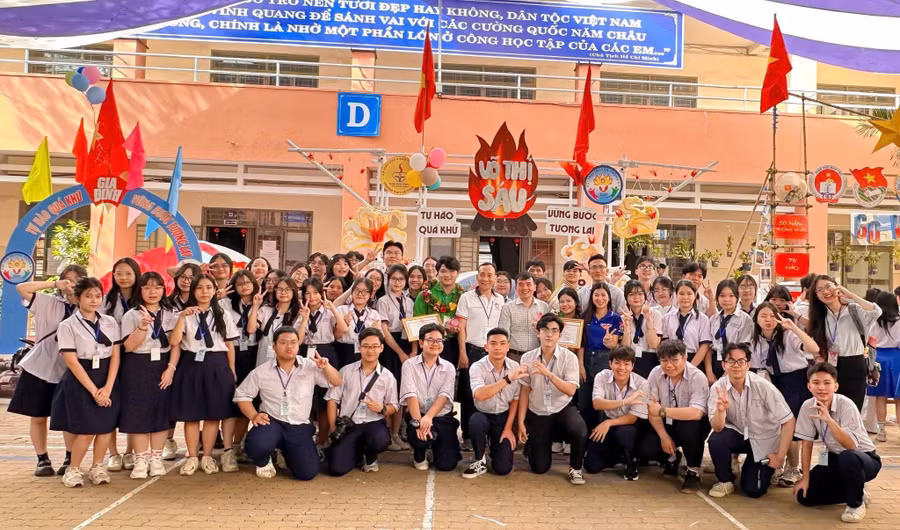 hieu-truong-lam-ban-voi-tro-3.jpg