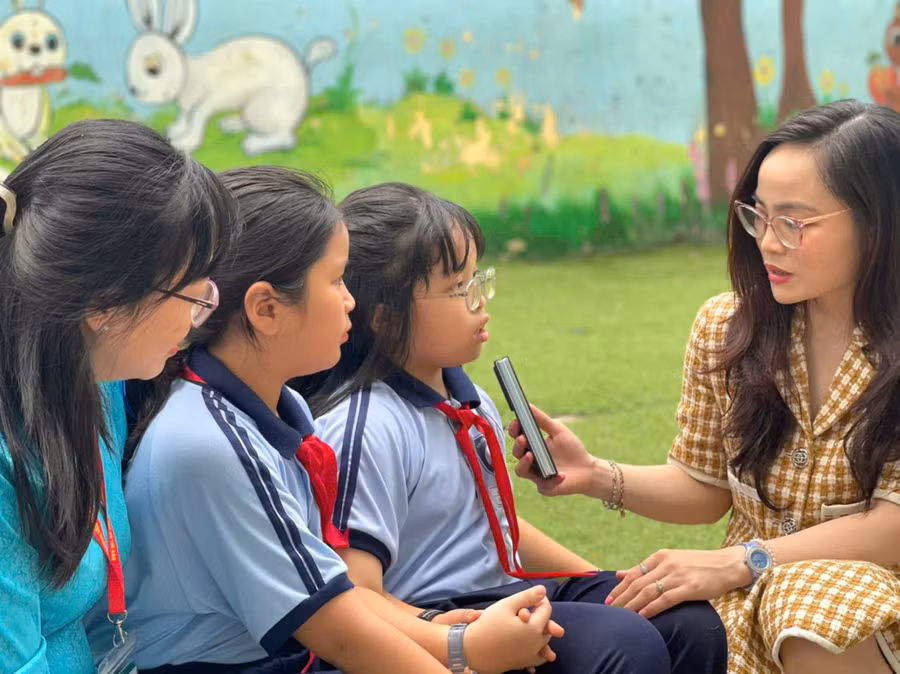 Nhà báo Yến Hoa trong một lần tác nghiệp.