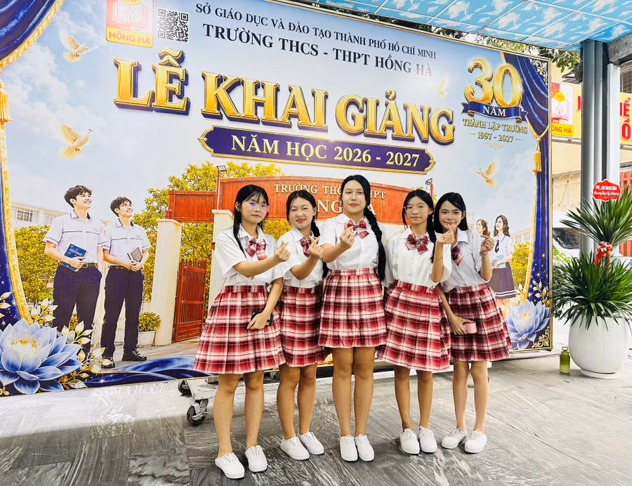 Học sinh Trường THCS-THPT Hồng Hà lưu lại khoảnh khắc ngày khai giảng.