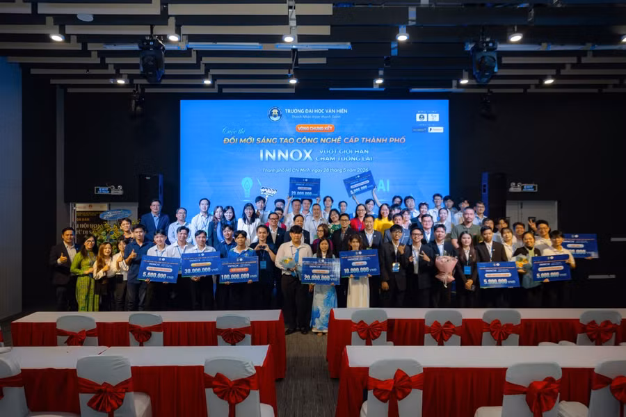 Hội đồng Giám khảo và các đội thi chụp ảnh lưu niệm tại Vòng Chung kết Cuộc thi “INNOX 2026: Vượt giới hạn – Chạm tương lai”. 