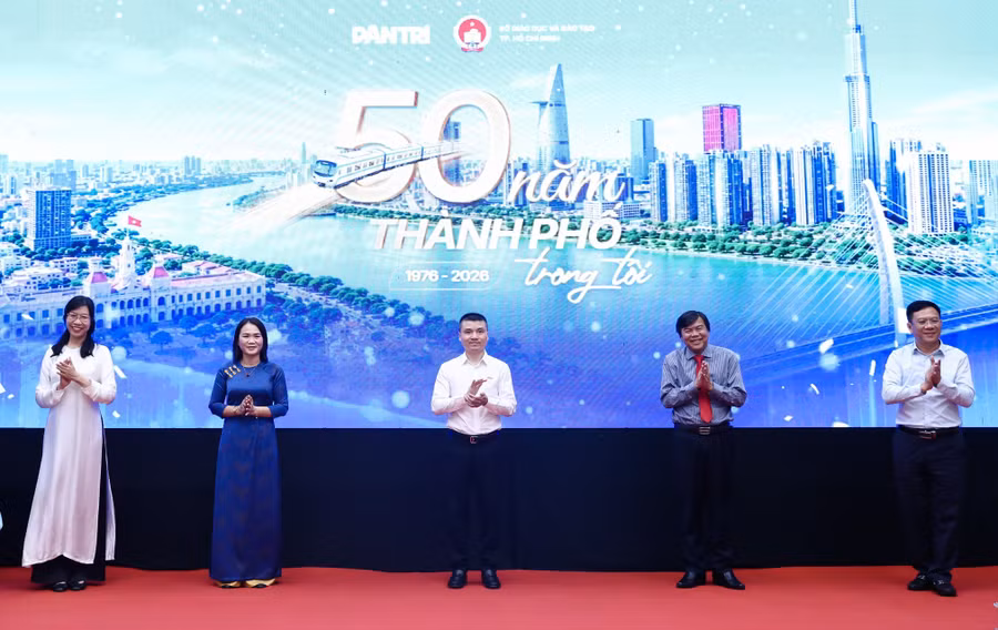 Các đại biểu thực hiện nghi thức phát động cuộc thi.