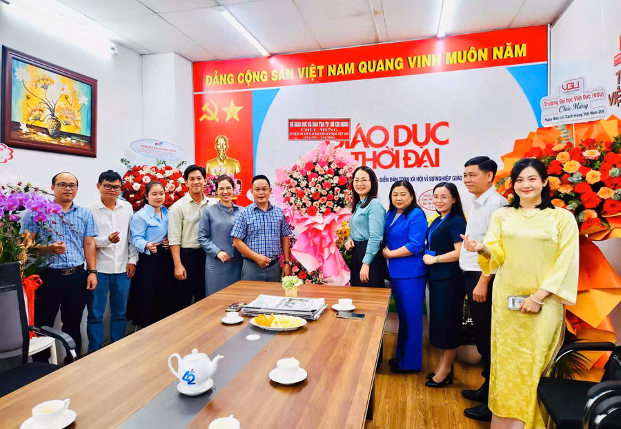 Đoàn công tác Sở GD&ĐT TPHCM chúc mừng Báo Giáo dục và Thời đại.