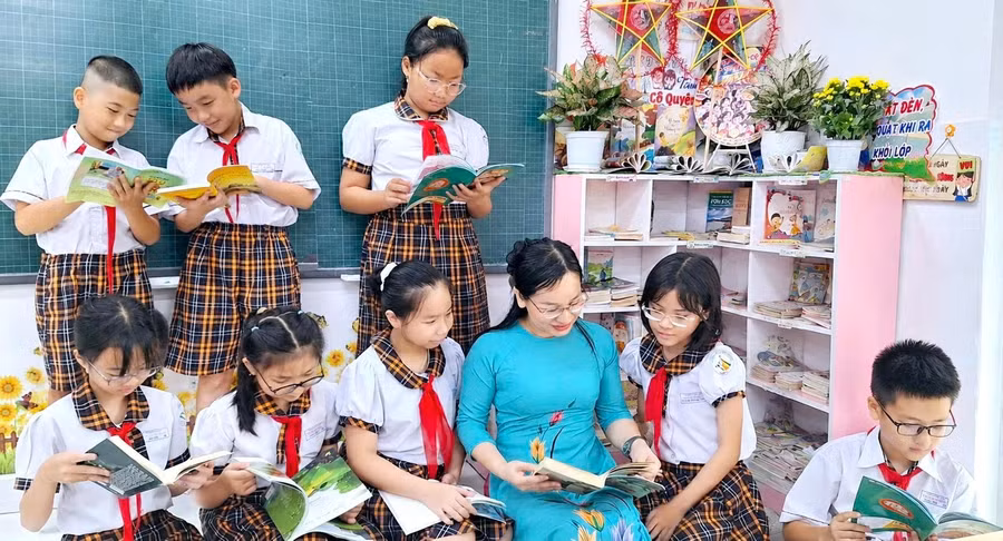 Cô trò Trường Tiểu học Trần Thị Bưởi đọc sách tại "Thư viện xanh" của lớp mình.