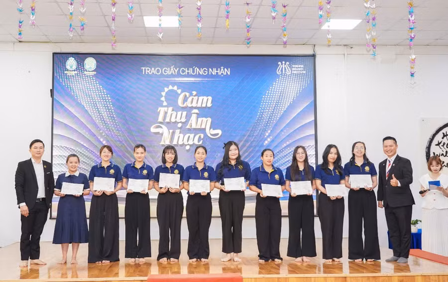 Các giáo viên nhận giấy chứng nhận cảm thụ âm nhạc cho trẻ mầm non.