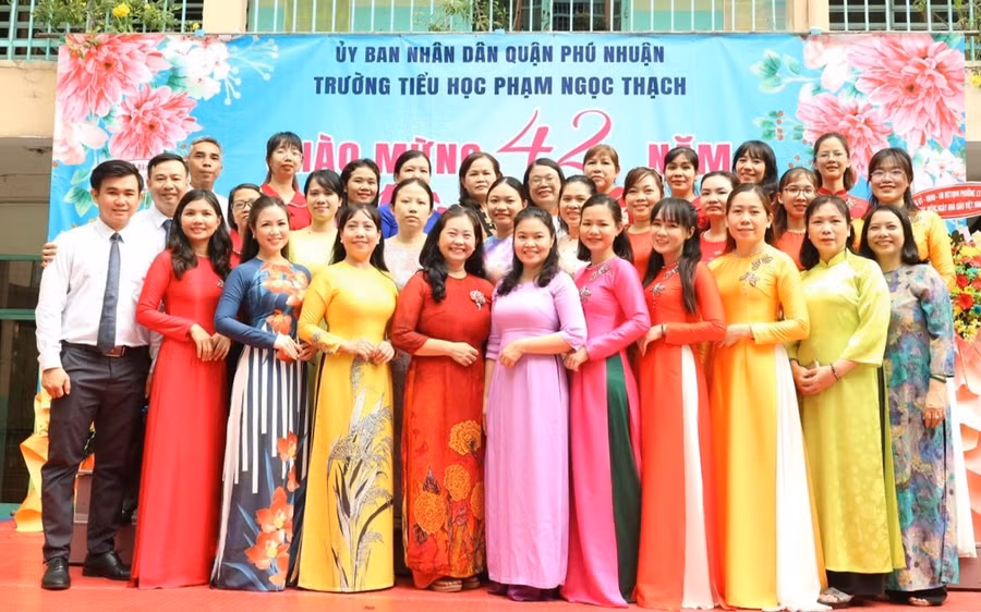 Cô Hương cùng tập thể giáo viên Trường Tiểu học Phạm Ngọc Thạch tại lễ 20/11/2024. Ảnh: NVCC