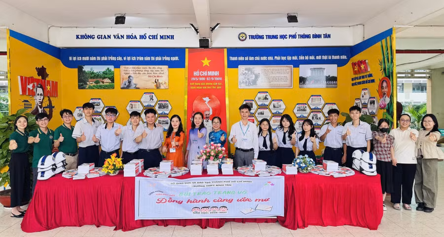 Hoạt động “Gửi trao trang vở – Đồng hành cùng ước mơ” mang đến những món quà thiết thực cho học sinh trong ngày tựu trường.