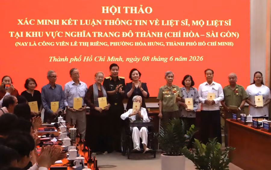 Phó Thủ tướng Phạm Thị Thanh Trà và Thứ trưởng Bộ Quốc phòng, Thượng tướng Nguyễn Văn Gấu trao quà cho các nhân chứng và thân nhân các liệt sĩ.