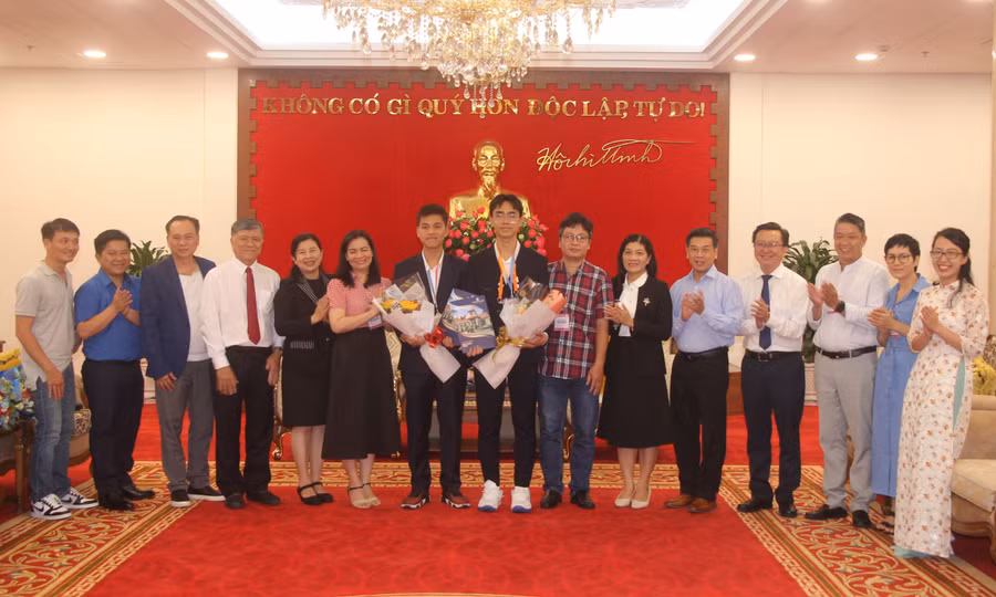 hoc-sinh-nhan-huy-chuong-olympic-quoc-te-2.jpg