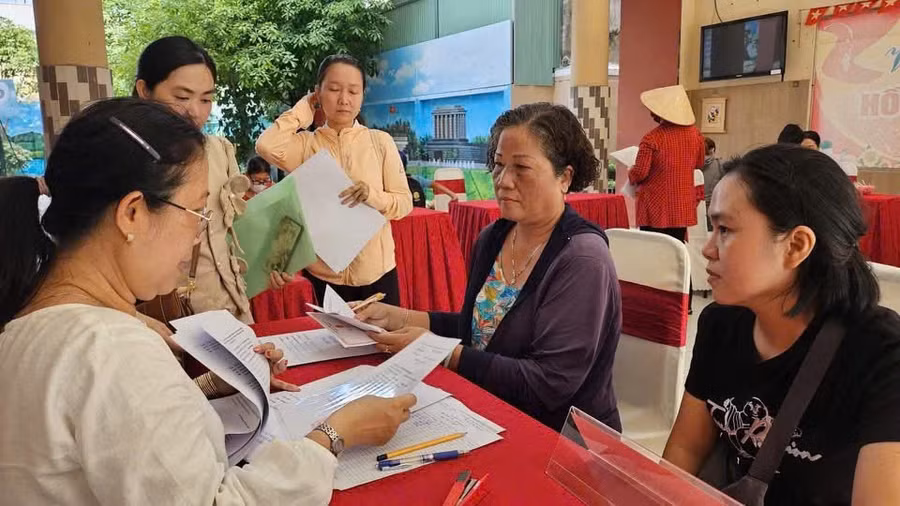 Phụ huynh nộp hồ sơ tại Trường tiểu học Đặng Trần Côn (phường Vĩnh Hội).