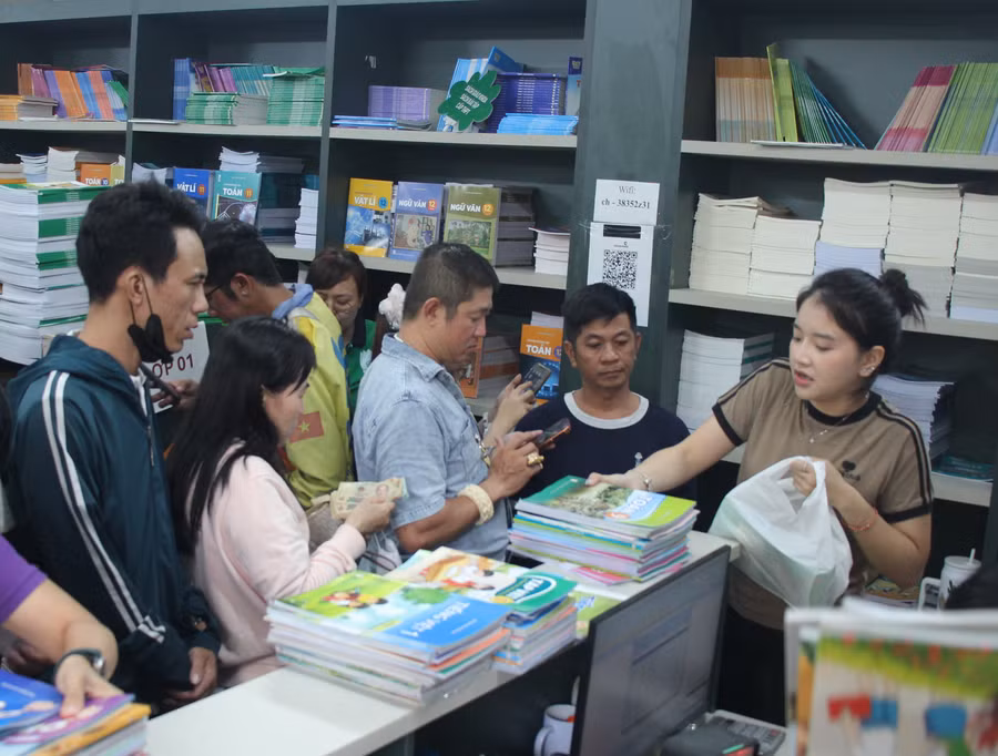 Phụ huynh TPHCM mua sách giáo khoa đợt tháng 8/2026.