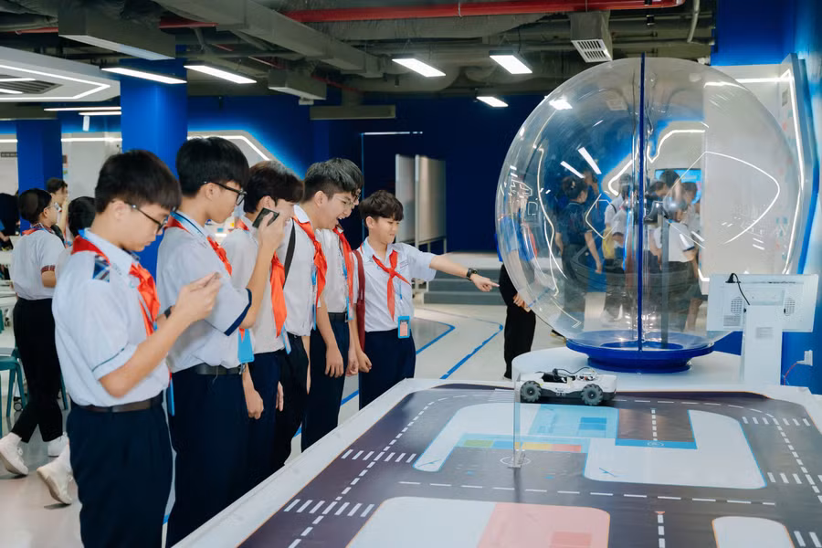 Mô hình xe tự lái thu hút sự tò mò của các em học sinh.